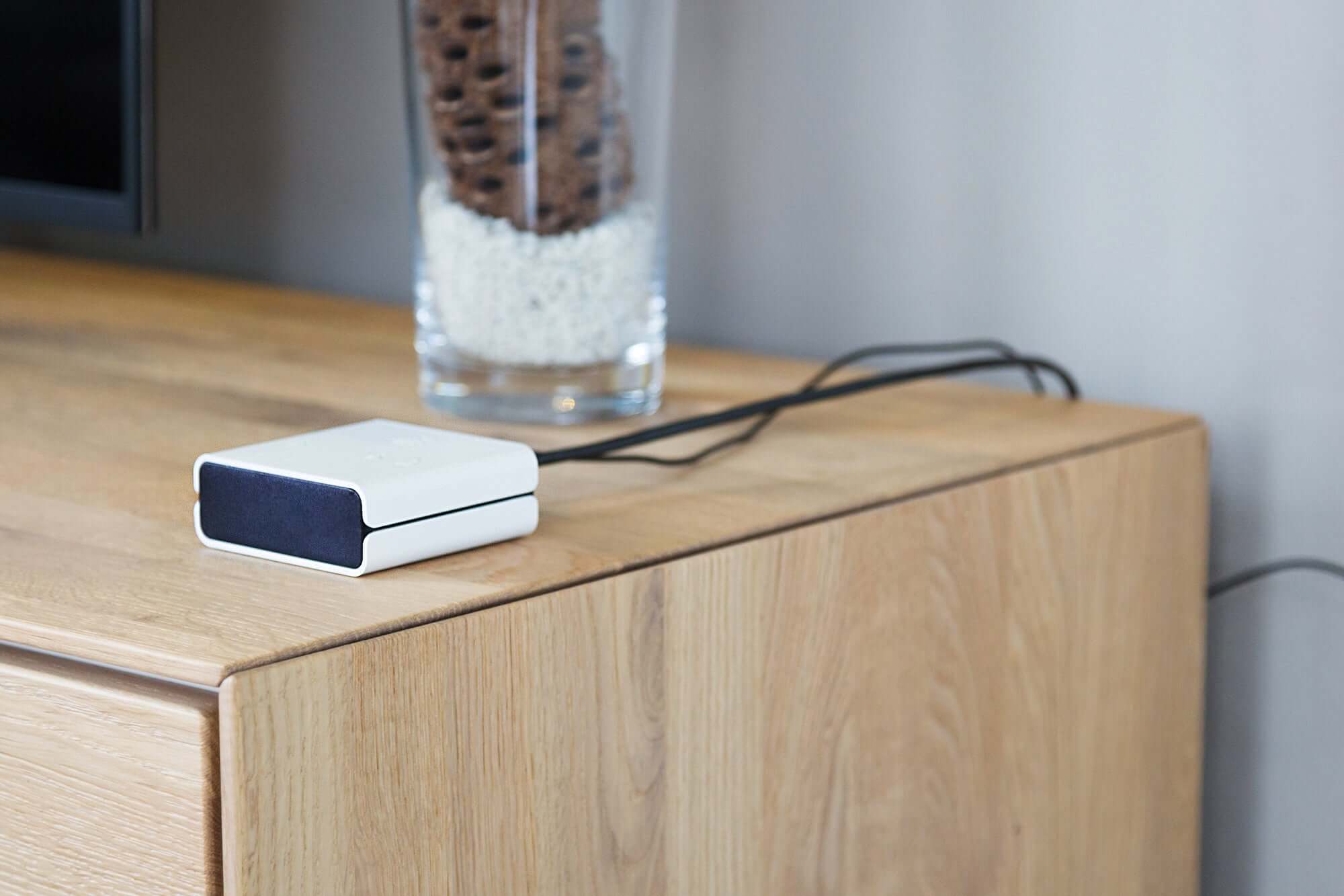 MIYO Cube das Gehirn des smarten MIYO Gartenbewässerungssystems im Design-Wohnzimmer